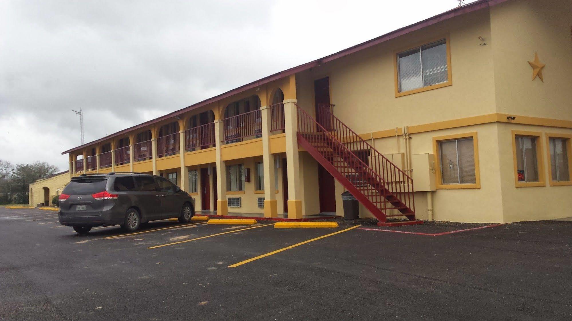 Carefree Inn Flatonia Exterior photo